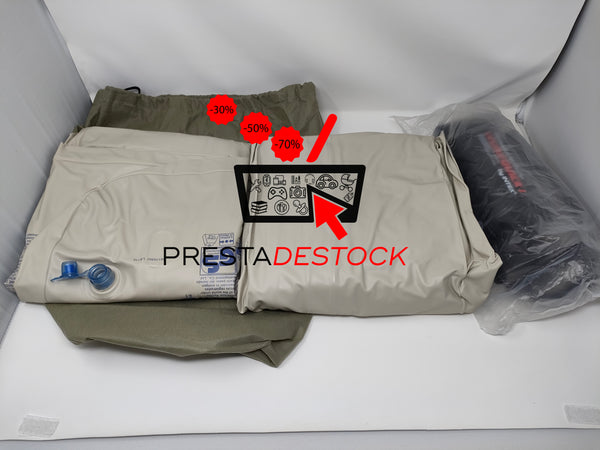 Le lit de voyage Intex Kidz plié et rangé dans son sac de transport.