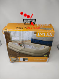 Le lit de voyage Intex Kidz plié et rangé dans son sac de transport.