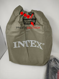 Le lit de voyage Intex Kidz plié et rangé dans son sac de transport.