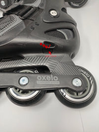 Paire de patins à roulettes Oxelo Fit 3 noirs et bleus, vue d'ensemble.