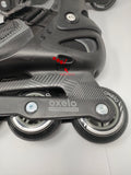 Paire de patins à roulettes Oxelo Fit 3 noirs et bleus, vue d'ensemble.