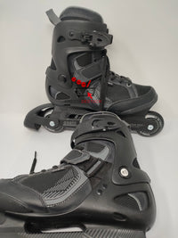 Paire de patins à roulettes Oxelo Fit 3 noirs et bleus, vue d'ensemble.