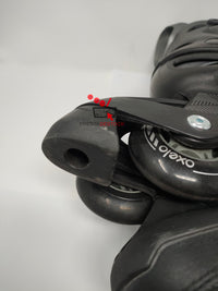 Paire de patins à roulettes Oxelo Fit 3 noirs et bleus, vue d'ensemble.