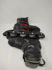 Paire de patins à roulettes Oxelo Fit 3 noirs et bleus, vue d'ensemble.