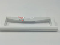 Gros plan sur le léger défaut de peinture de la poignée blanche.