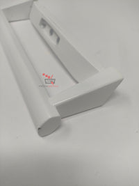 Gros plan sur le léger défaut de peinture de la poignée blanche.