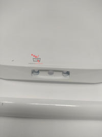 Gros plan sur le léger défaut de peinture de la poignée blanche.