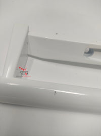 Gros plan sur le léger défaut de peinture de la poignée blanche.