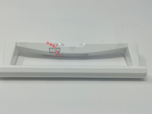 Gros plan sur le léger défaut de peinture de la poignée blanche.