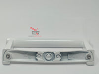 Gros plan sur le léger défaut de peinture de la poignée blanche.