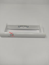 Gros plan sur le léger défaut de peinture de la poignée blanche.