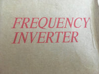 Vue de l'arrière du variateur de fréquence 2P5-HF1, avec l'étiquette indiquant de retirer le cache pour une haute température ambiante.