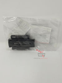 Détail du clapet de lave-vaisselle de couleur grise, montrant son système de fixation et sa forme