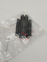 Détail du clapet de lave-vaisselle de couleur grise, montrant son système de fixation et sa forme