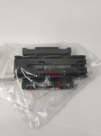 Détail du clapet de lave-vaisselle de couleur grise, montrant son système de fixation et sa forme