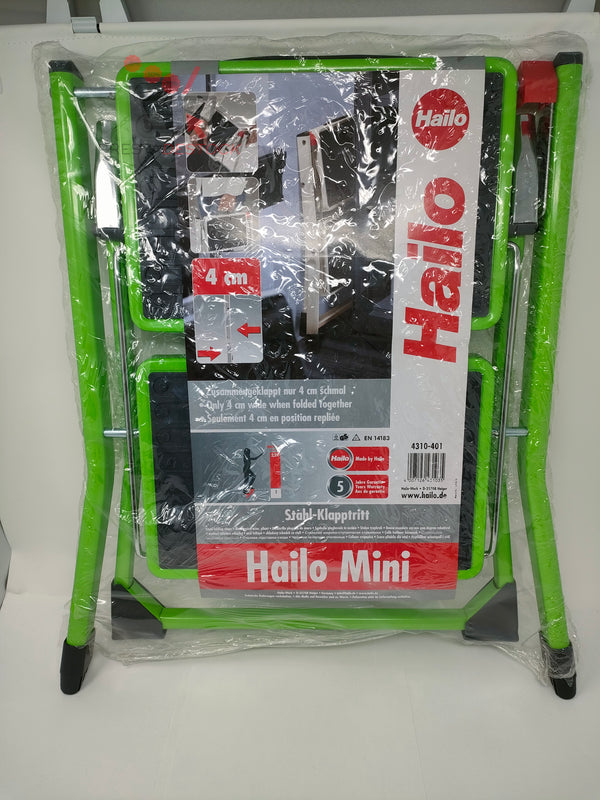 Marchepied HAILO Mini K replié, montrant sa finesse pour le rangement.