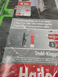 Marchepied HAILO Mini K replié, montrant sa finesse pour le rangement.