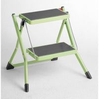 Marchepied vert HAILO Mini K 2 marches, déplié et prêt à l'emploi.