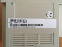 Gros plan sur l'étiquette au dos du variateur de fréquence 2P5-HF1, affichant le numéro de série et le code-barres.

variateur-frequence-2P5-HF1-mention-ce