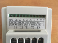 Détail des bornes de connexion du variateur de fréquence 2P5-HF1, montrant les entrées L1, L2 et les sorties T1, T2, T3