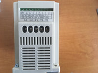 Détail des bornes de connexion du variateur de fréquence 2P5-HF1, montrant les entrées L1, L2 et les sorties T1, T2, T3